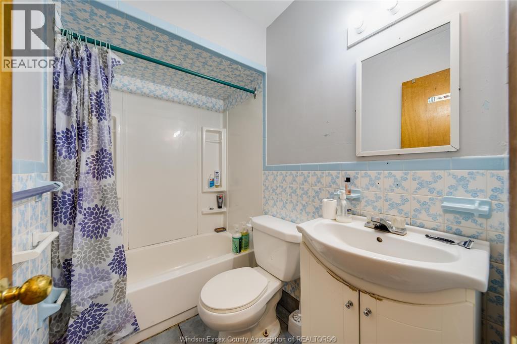 801 VICTORIA AVENUE - 38