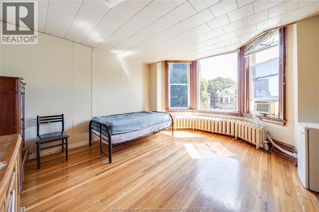 801 VICTORIA AVENUE - 44