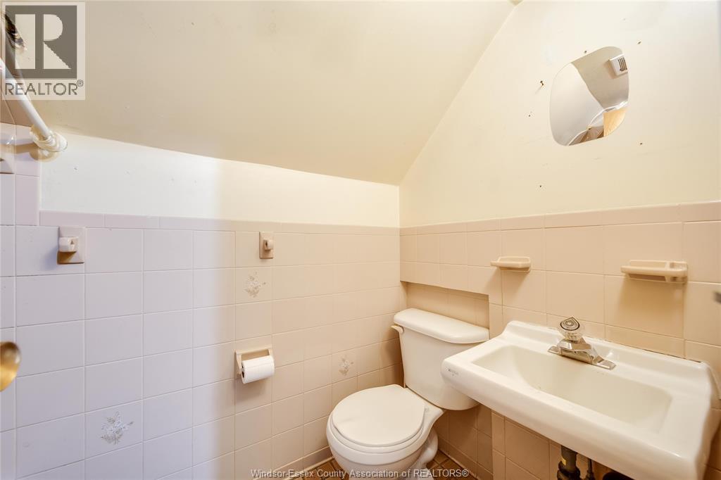 801 VICTORIA AVENUE - 48