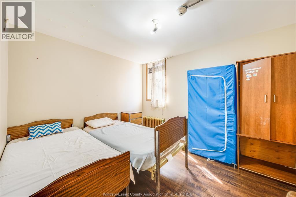 801 VICTORIA AVENUE - 8