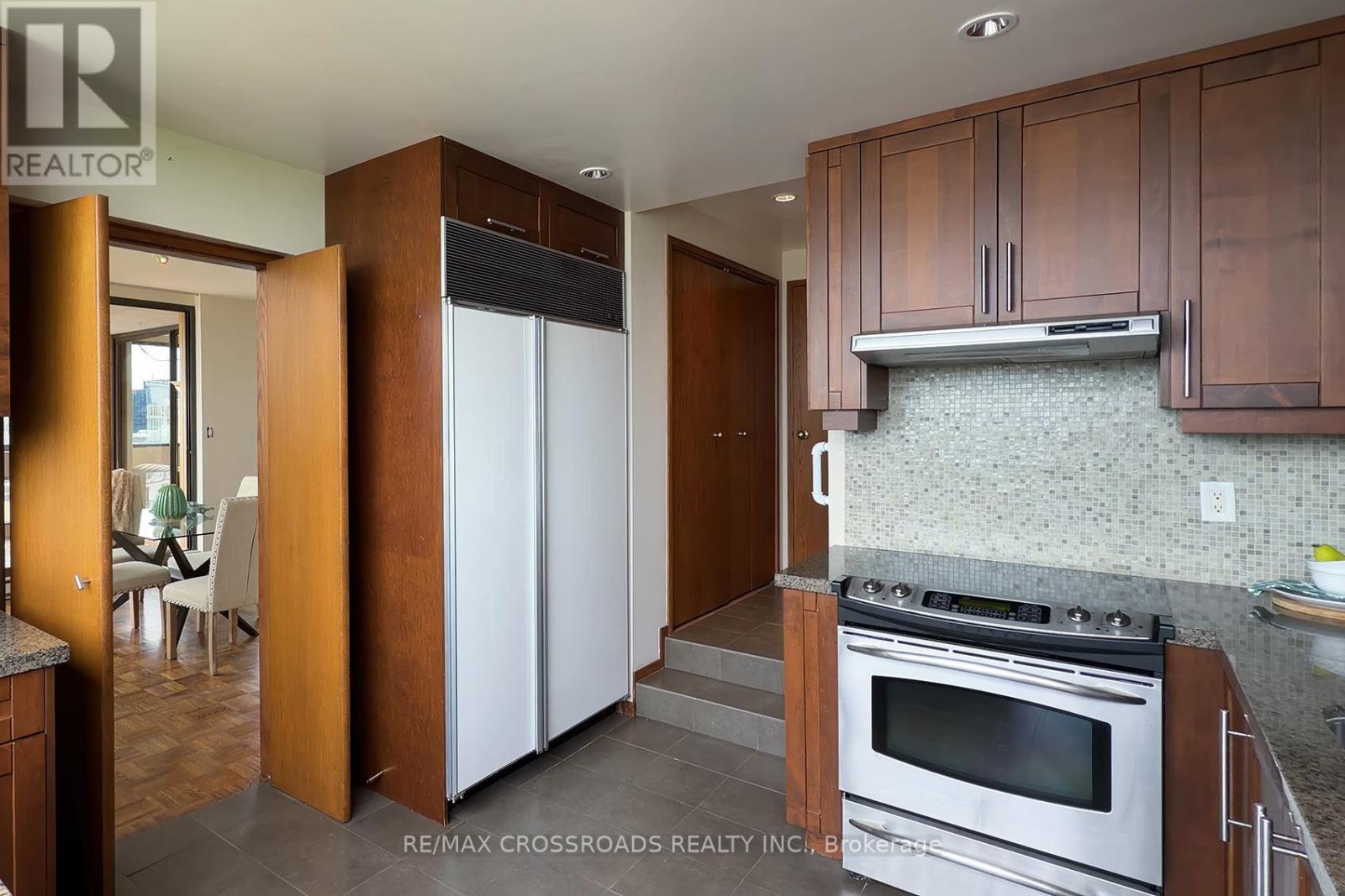 150 HEATH ST W 1301-1302 - 18