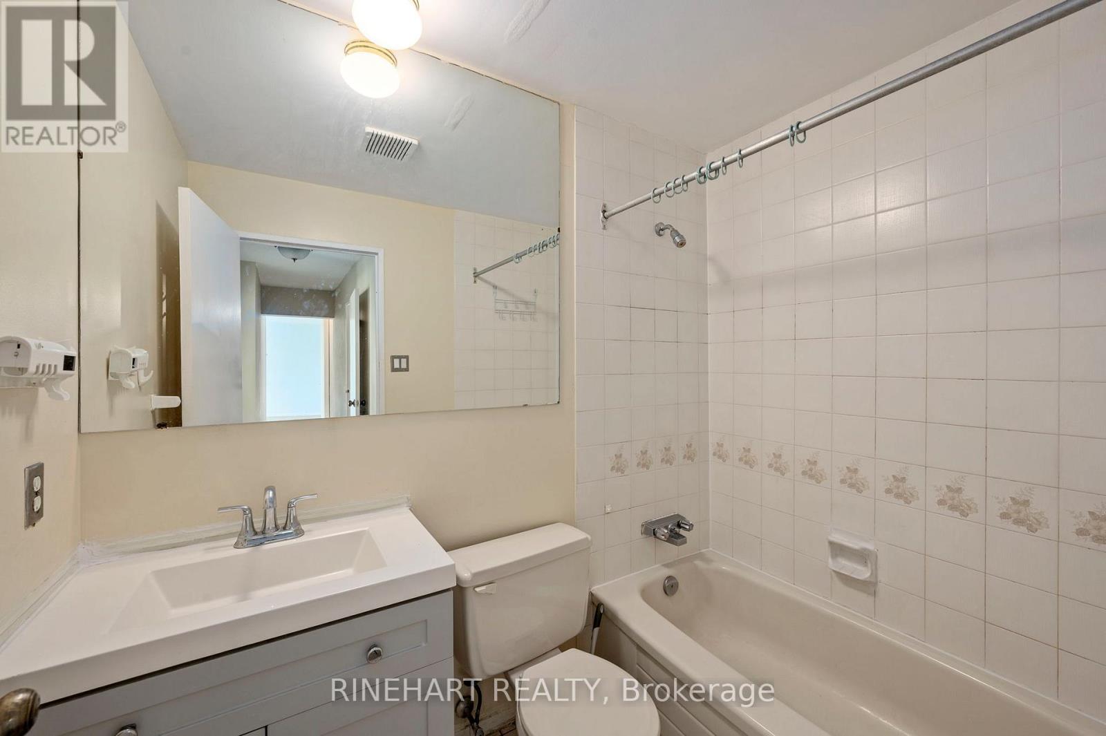 #311 600 GRENFELL DRIVE - 22