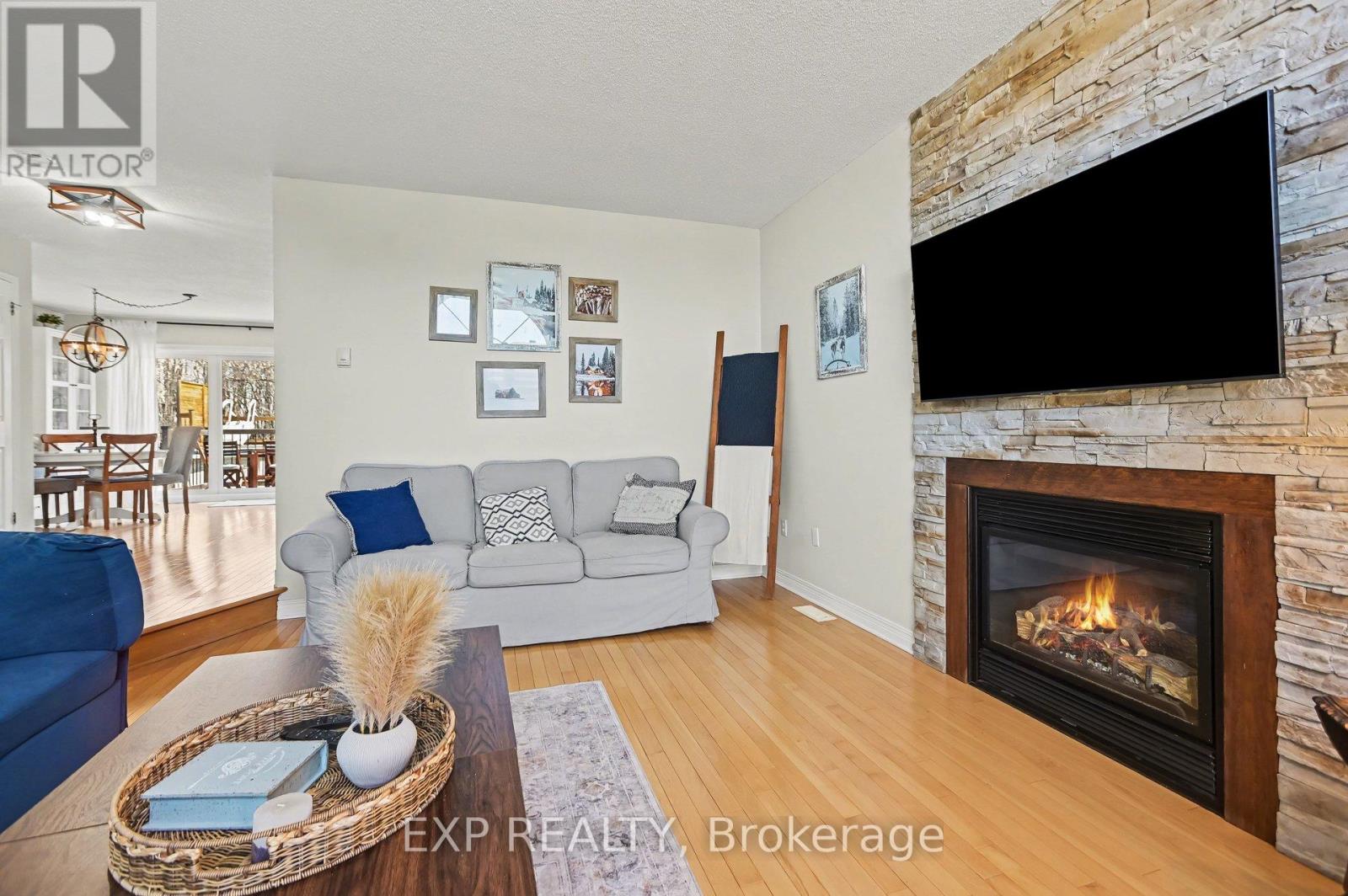 212 JASPER CRESCENT - 17