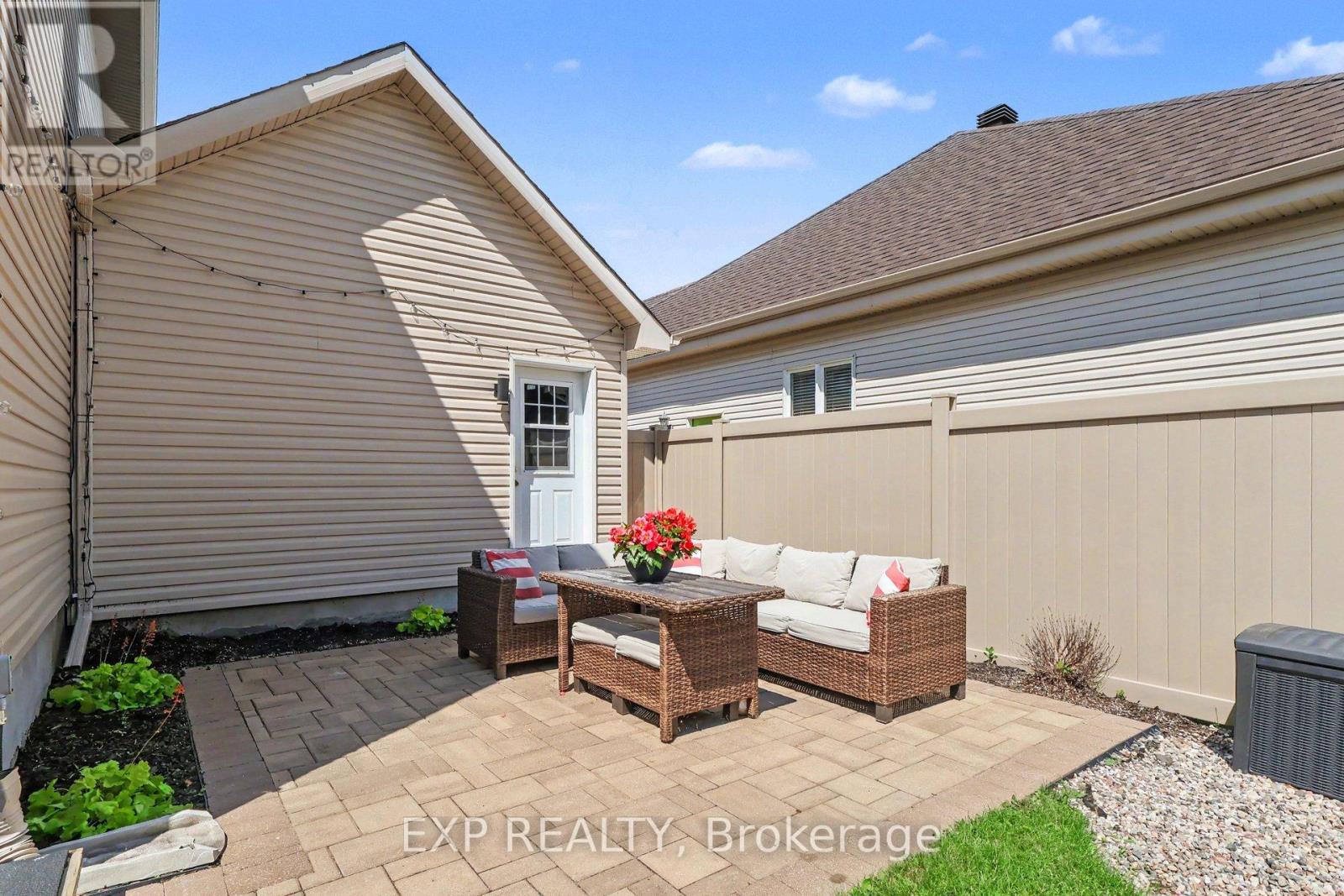 212 JASPER CRESCENT - 4