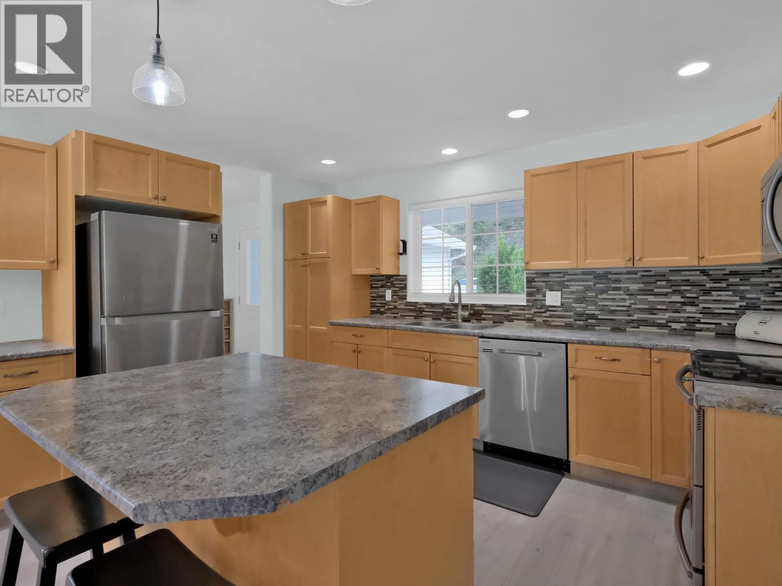 7200 VICTORIA Road S - 5