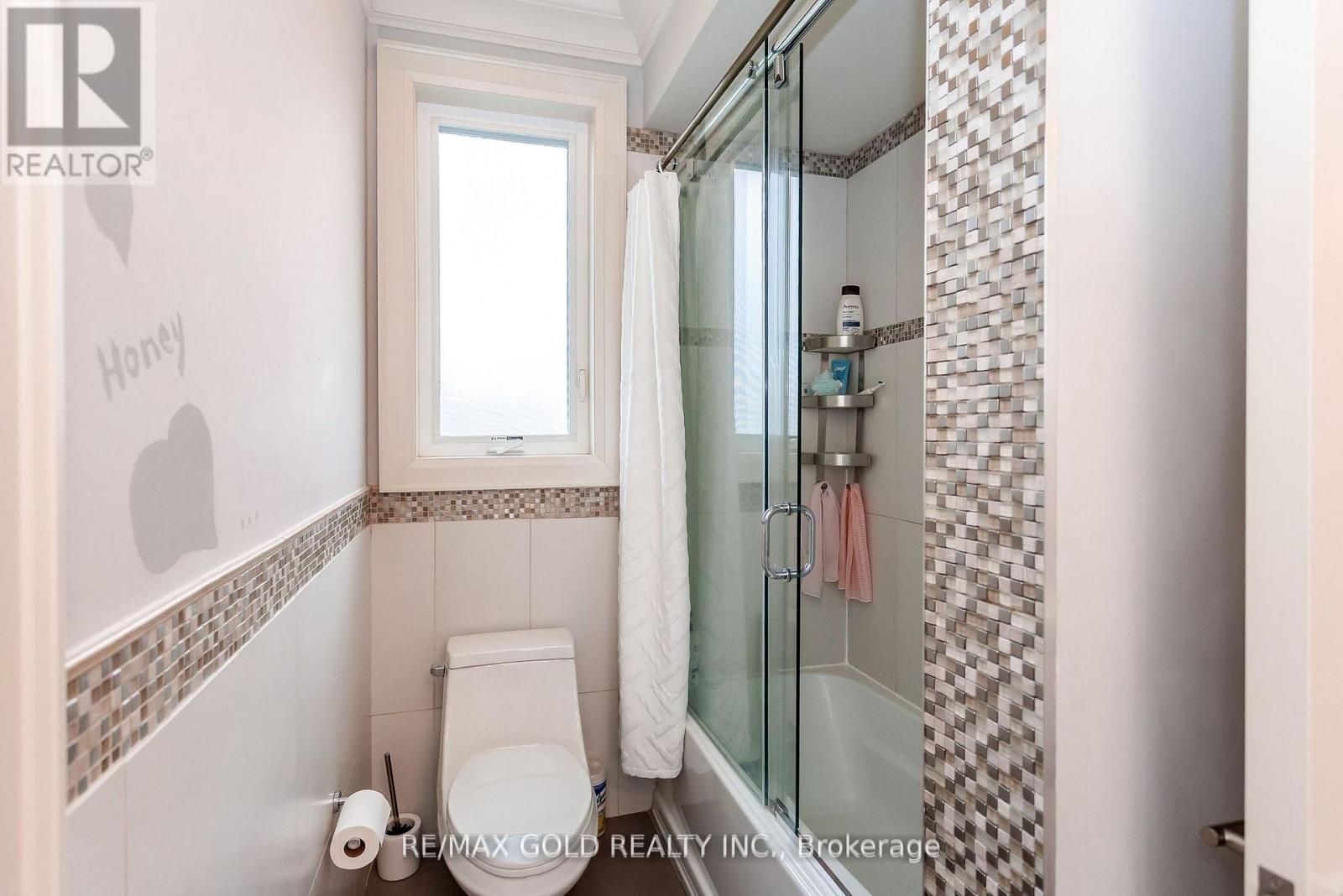1 LISSOM CRESCENT - 28