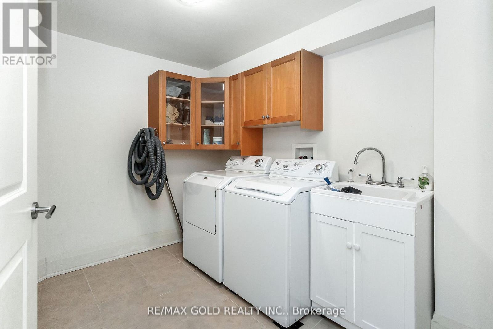 1 LISSOM CRESCENT - 34