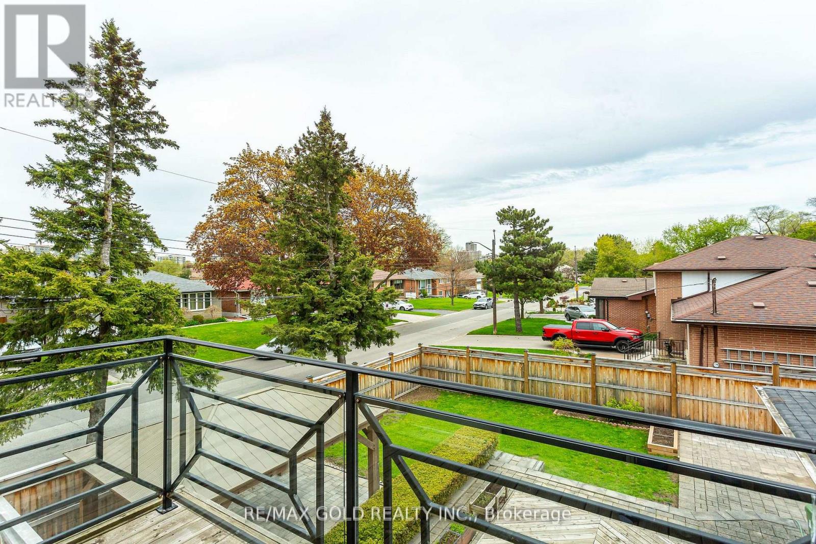 1 LISSOM CRESCENT - 36