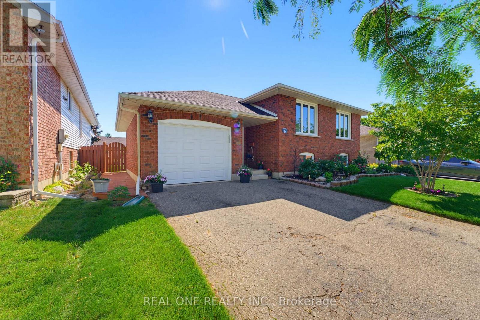 47 TRILLIUM WAY - 3