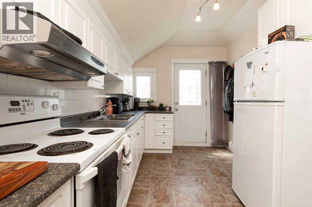 #1-5 622 10 Street S - 32