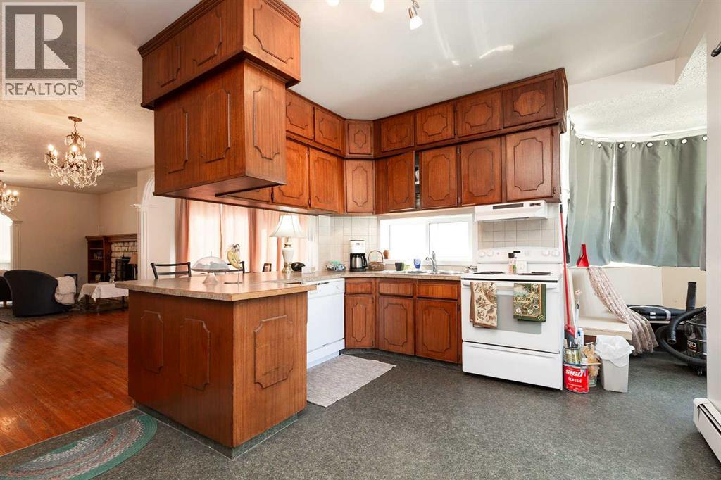 #1-5 622 10 Street S - 11
