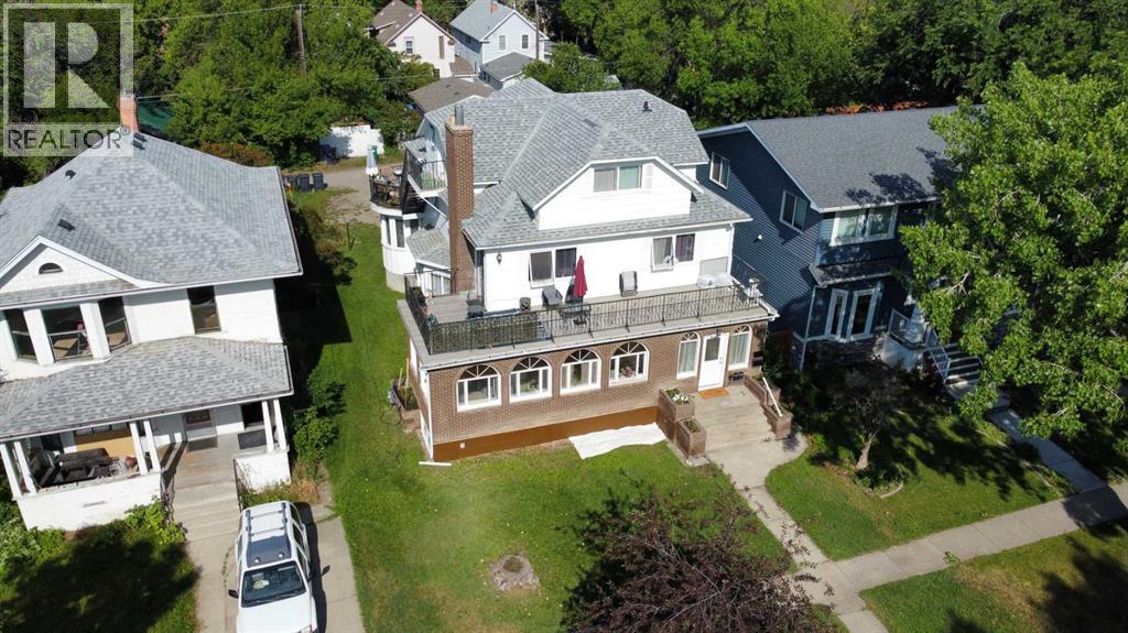 #1-5 622 10 Street S - 1