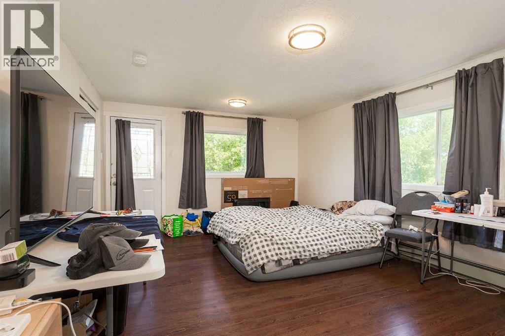 #1-5 622 10 Street S - 27