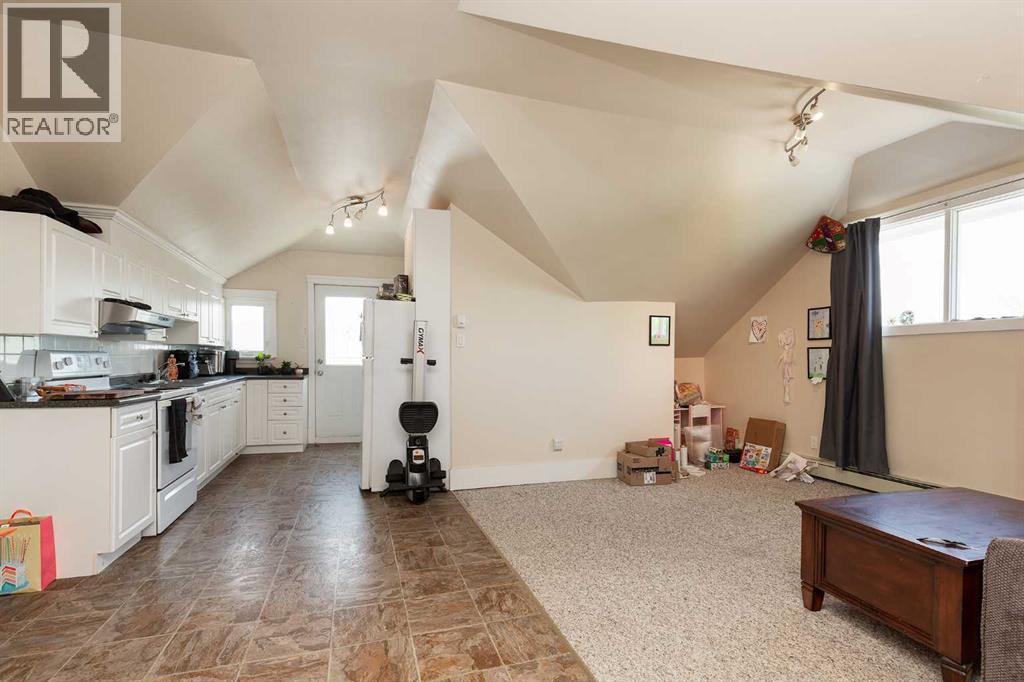 #1-5 622 10 Street S - 31