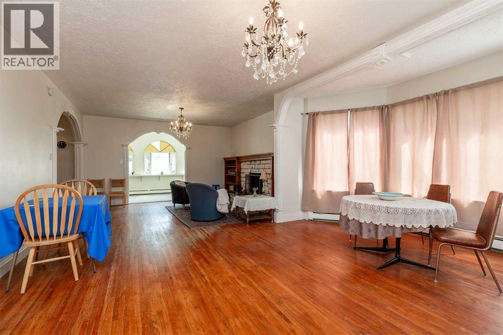 #1-5 622 10 Street S - 10