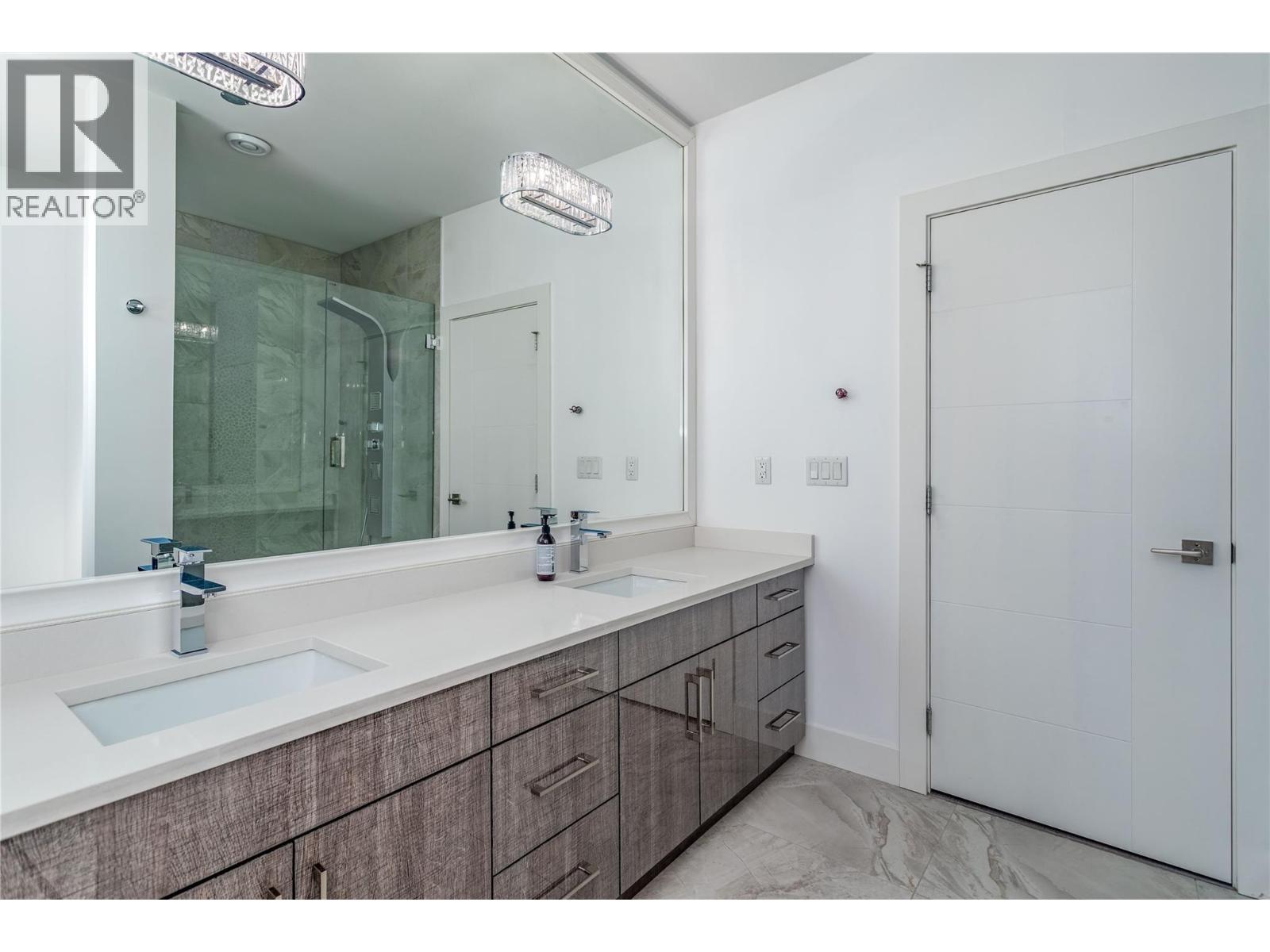 1016 CLARANCE Avenue - 32