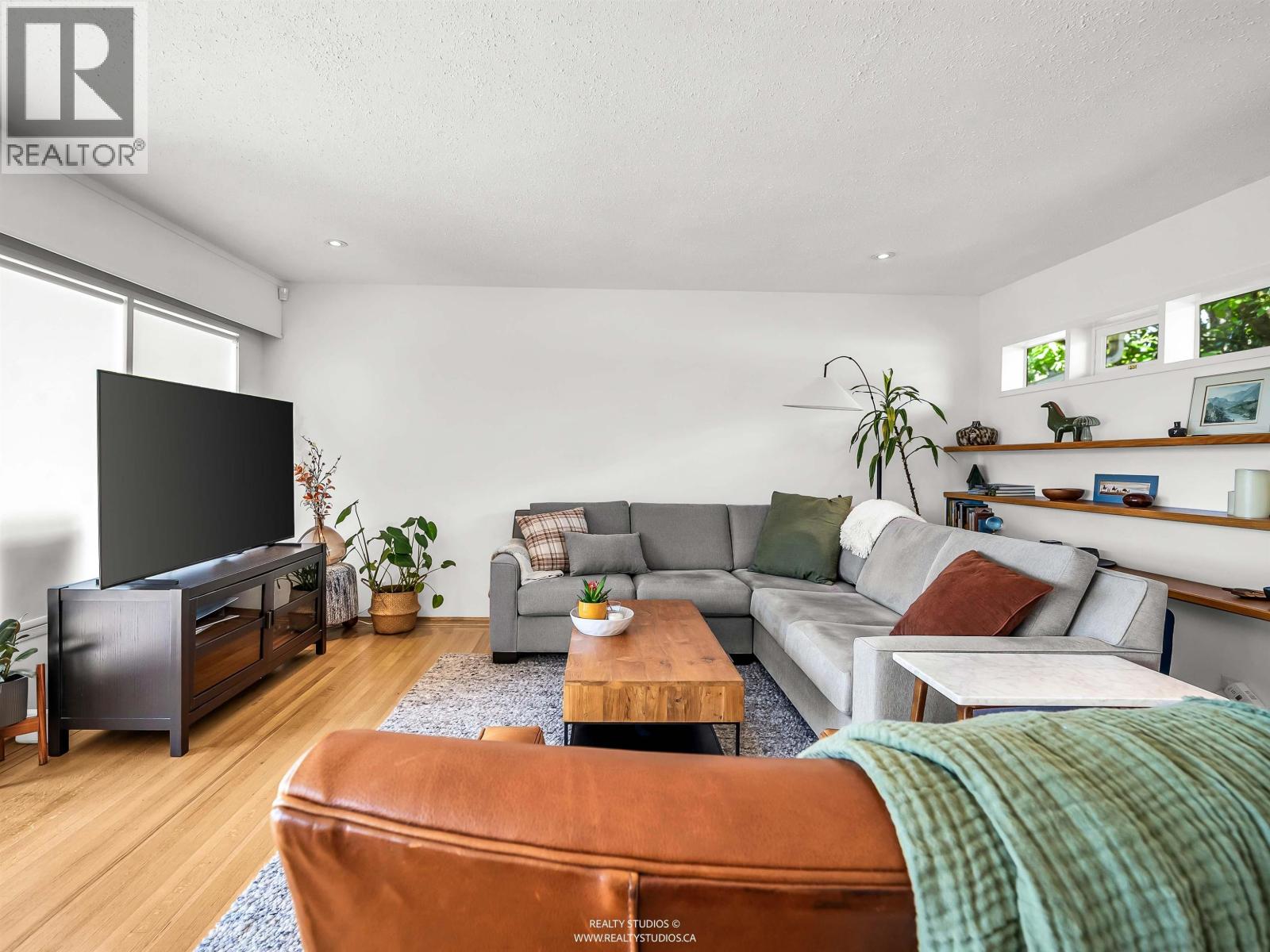 947 EVERGREEN PLACE — photo 4