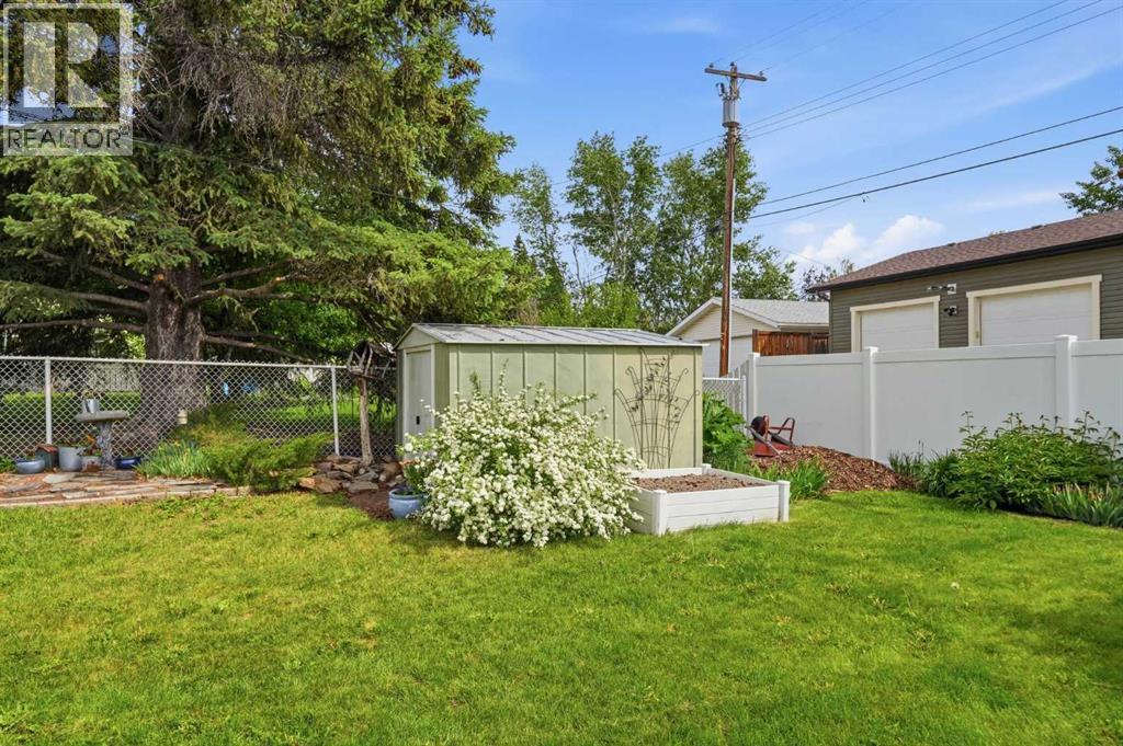 652 12 Avenue — photo 42