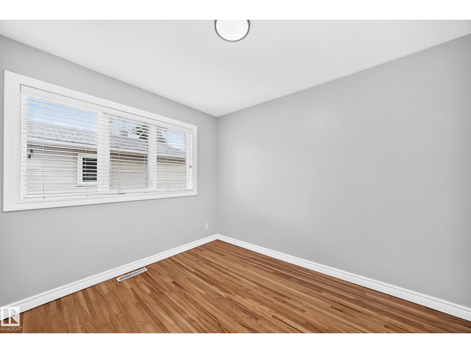 7307 76 ST NW - 12