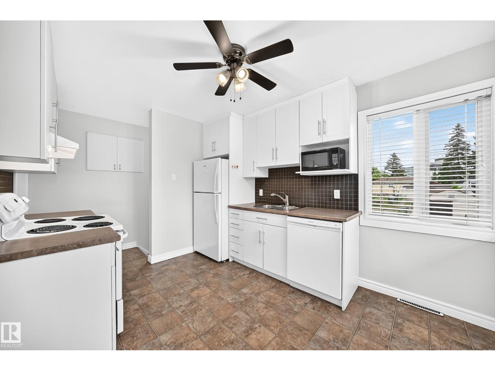 7307 76 ST NW - 5
