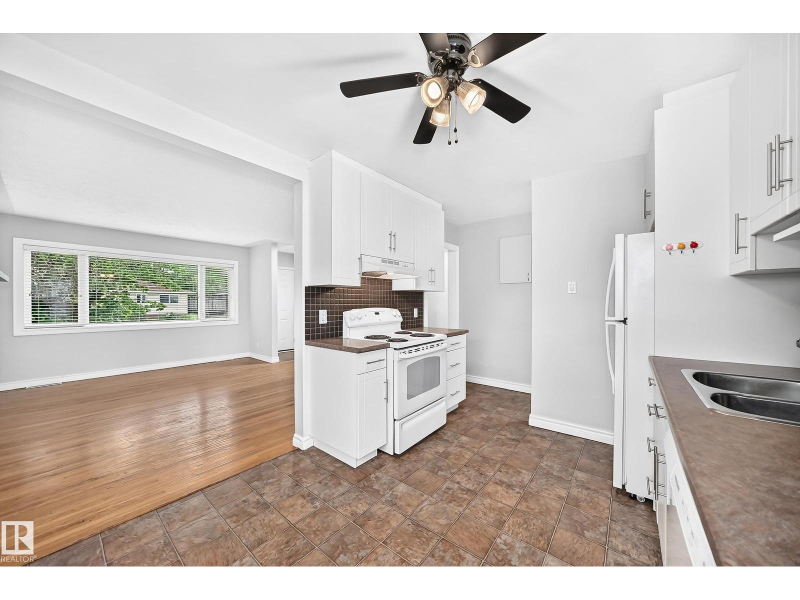 7307 76 ST NW - 7