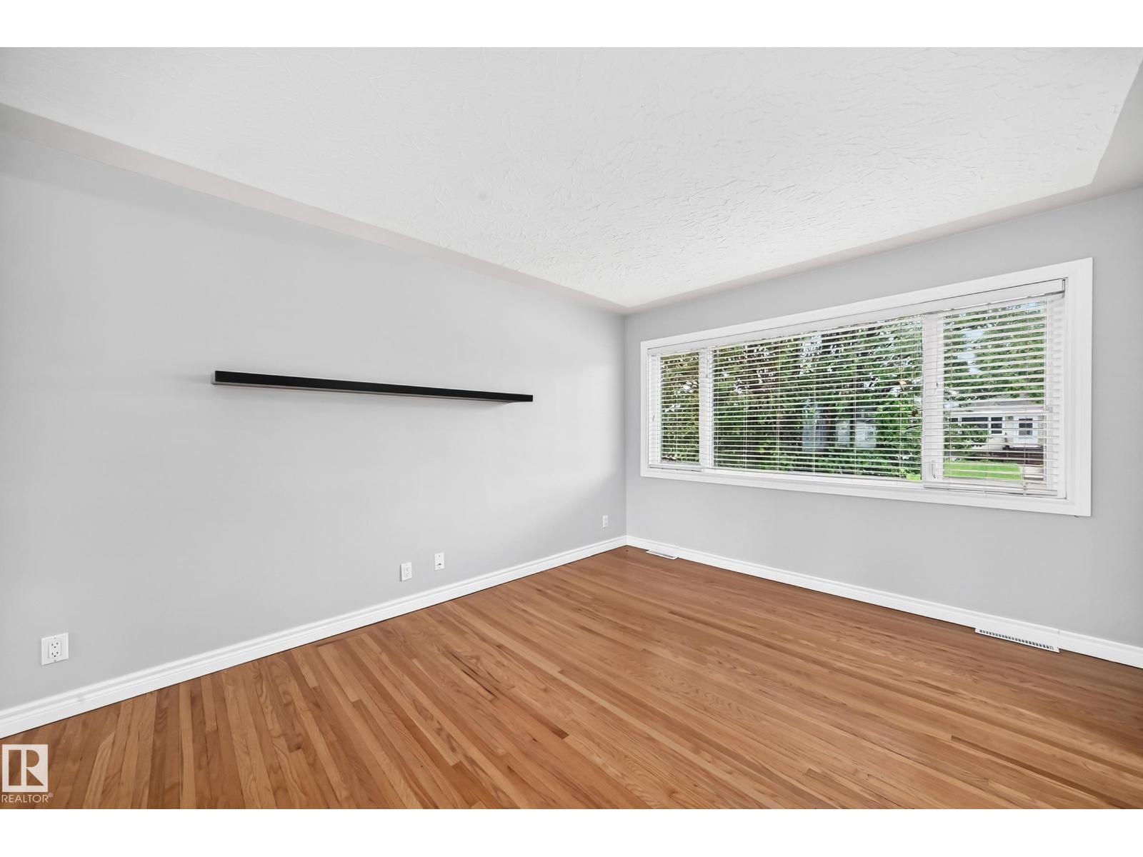 7307 76 ST NW - 9