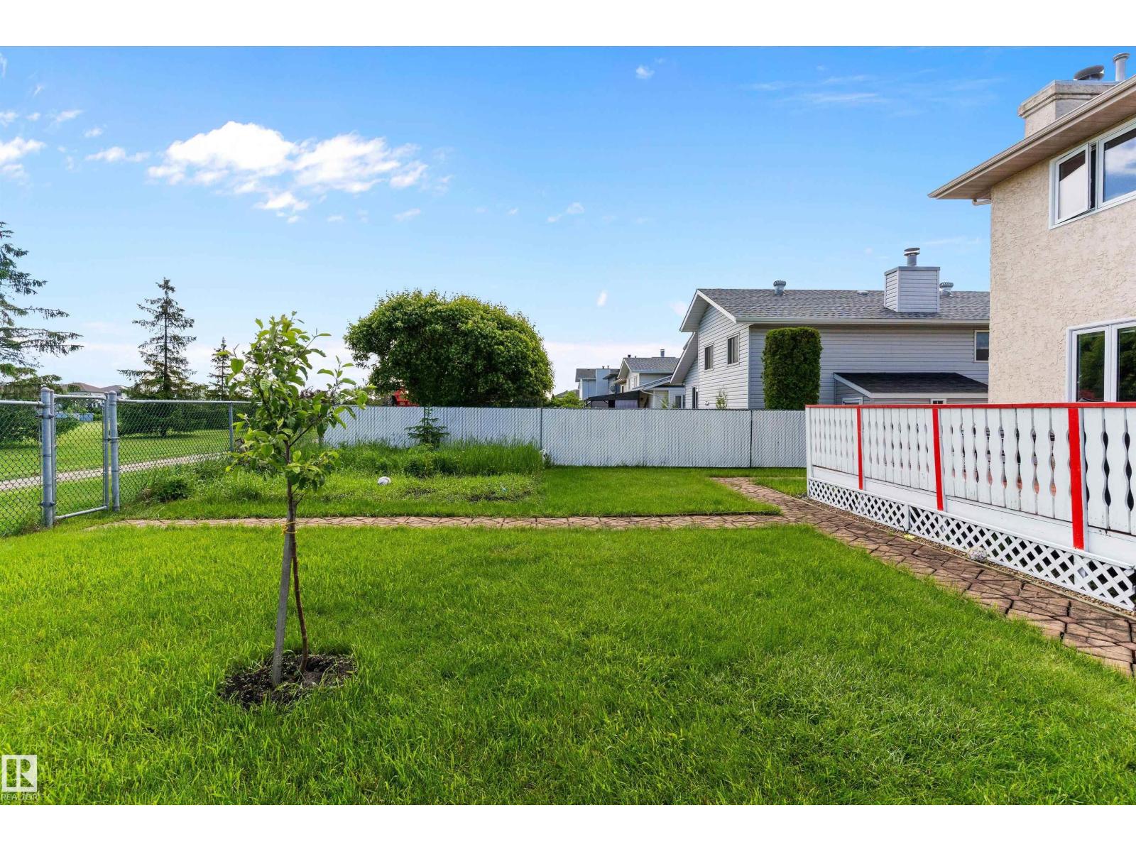 8904 170A AV NW - 35