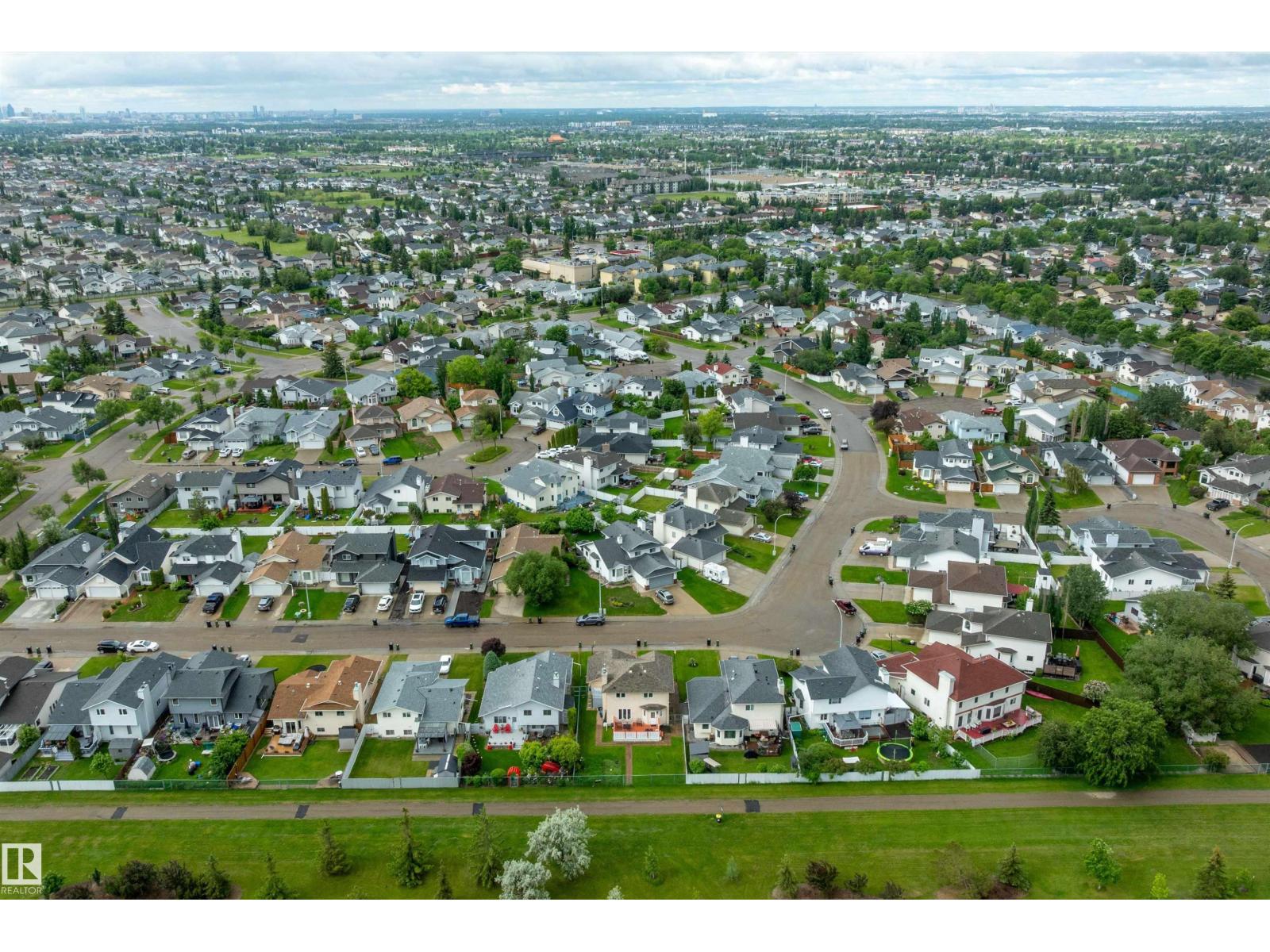 8904 170A AV NW - 53
