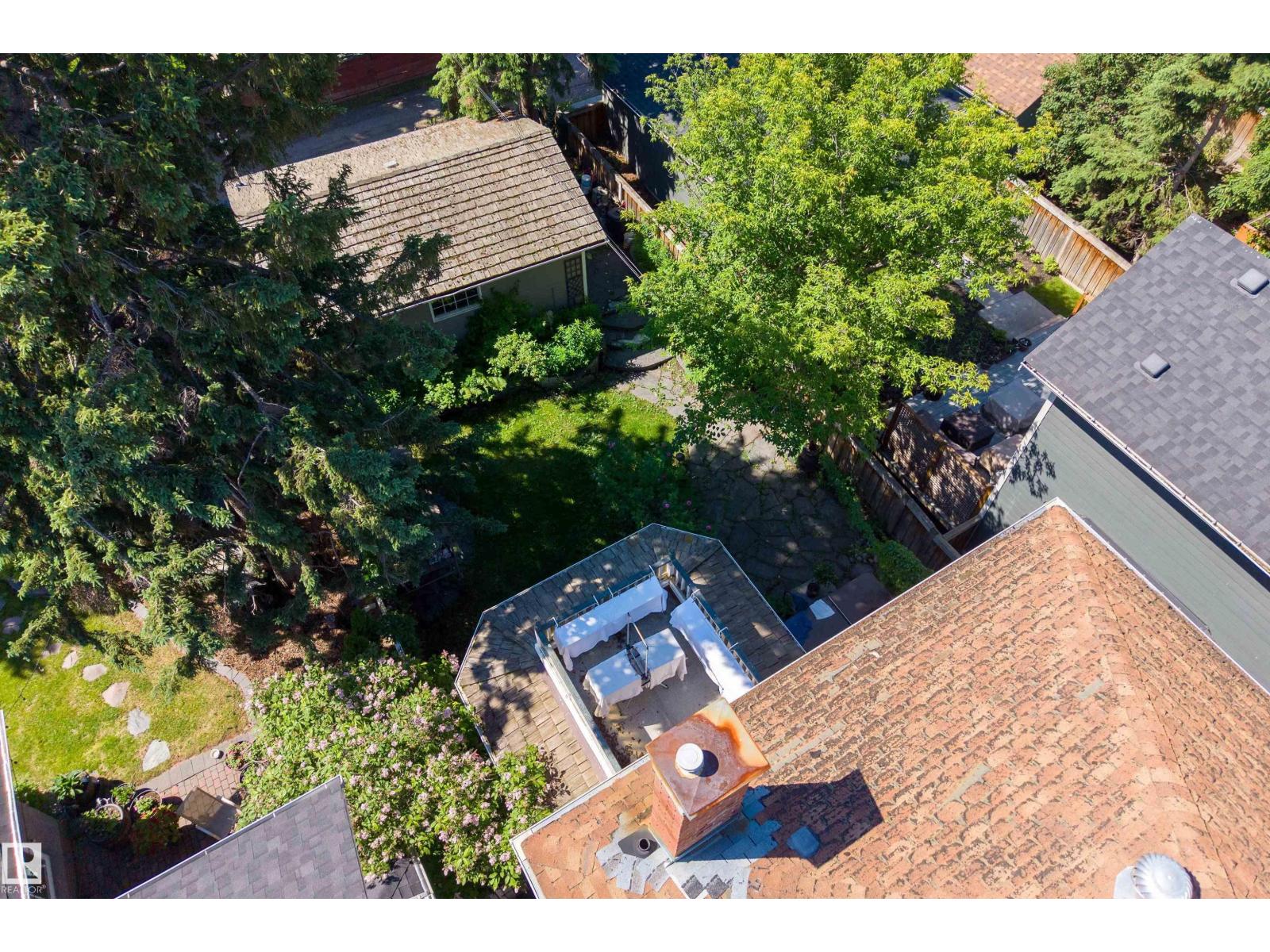 9819 92 AV NW — photo 33