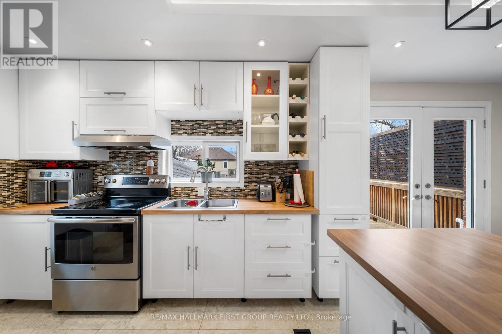 7 MCMURCHY AVENUE S - 22