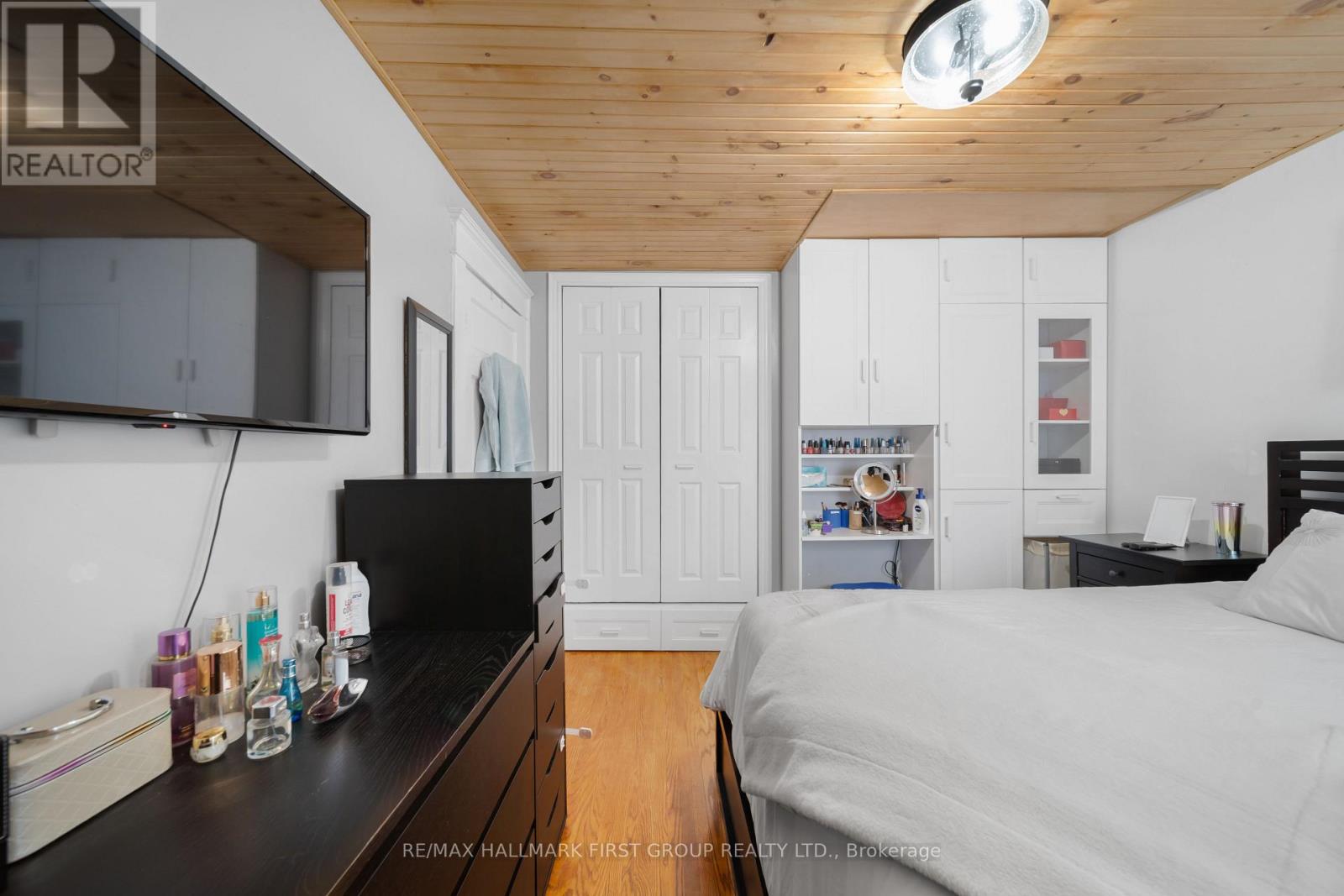 7 MCMURCHY AVENUE S - 33