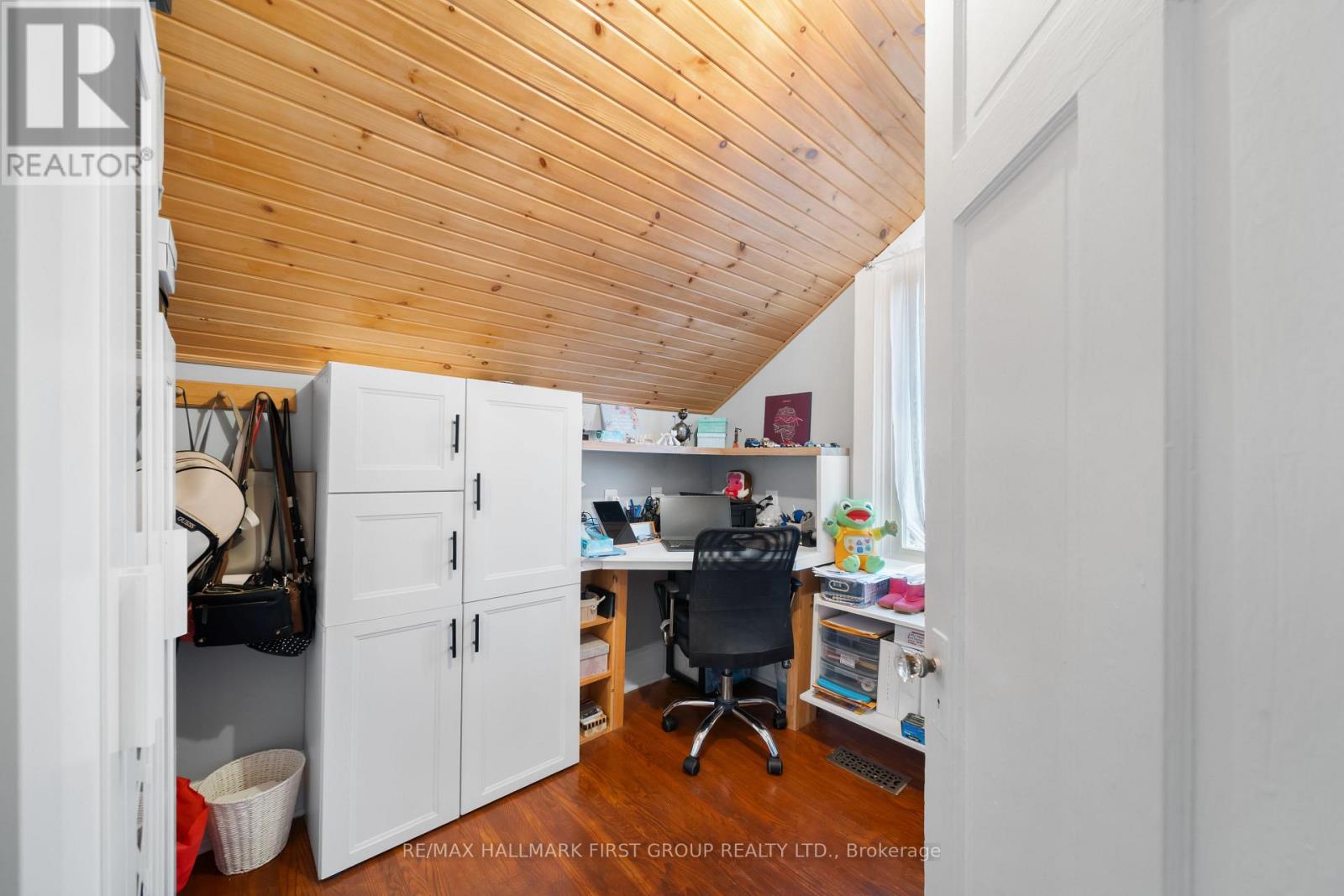7 MCMURCHY AVENUE S - 35