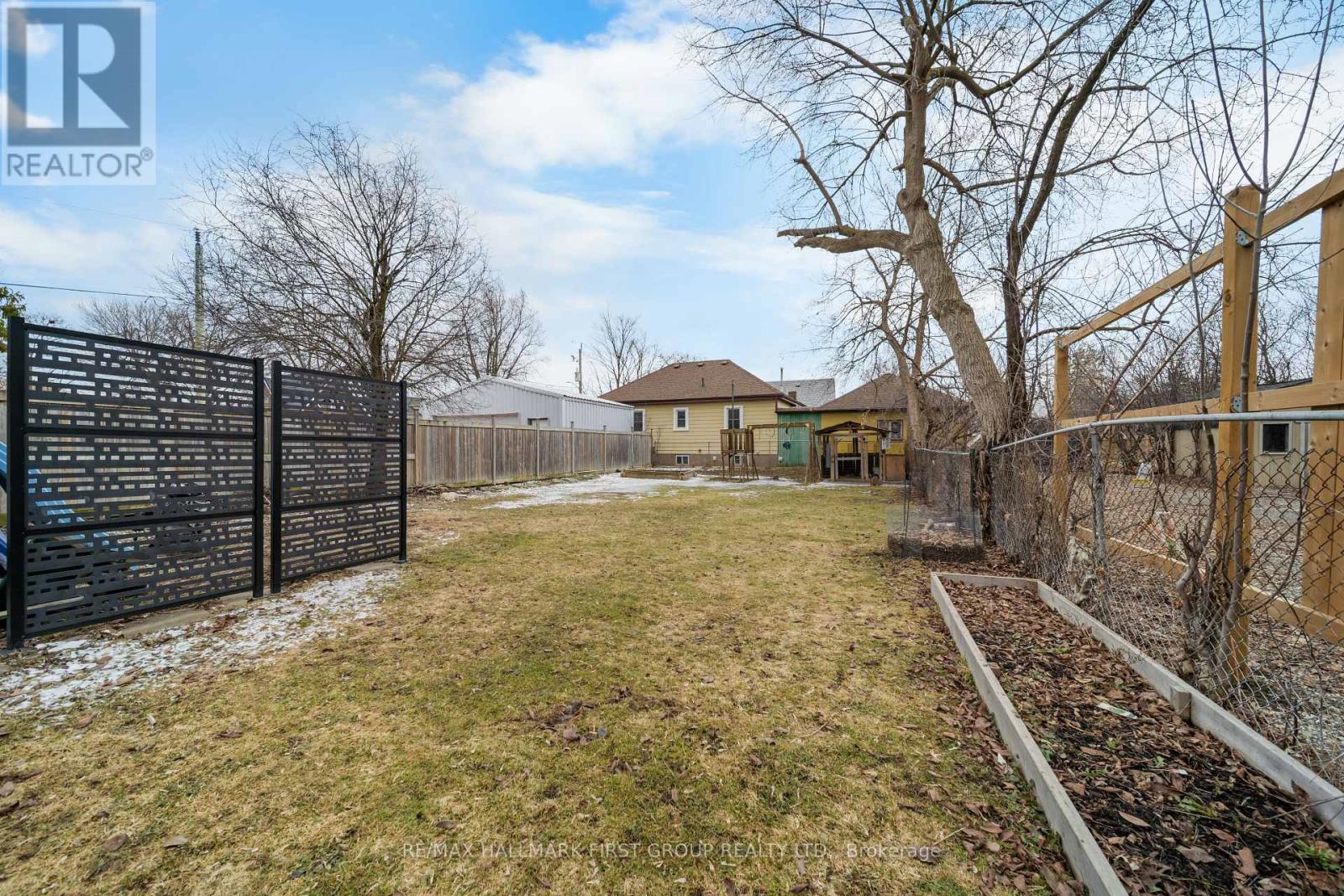 7 MCMURCHY AVENUE S - 40