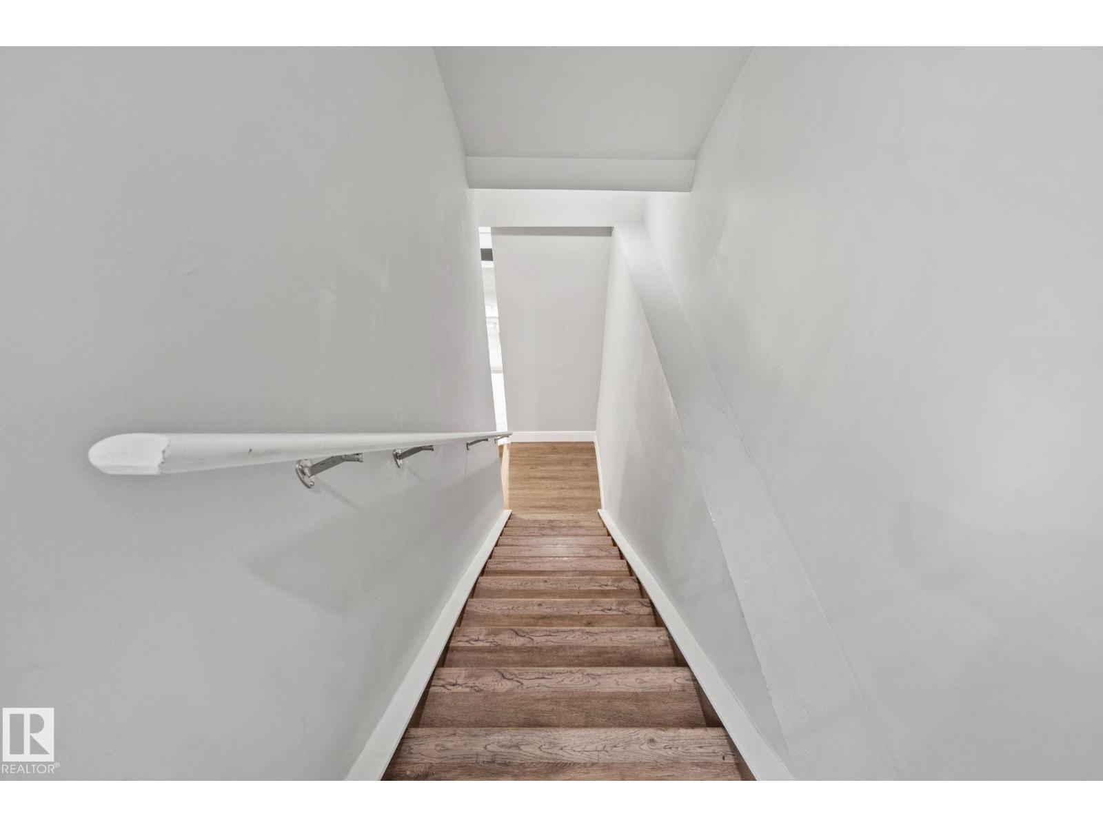 9855 79 AV NW - 19