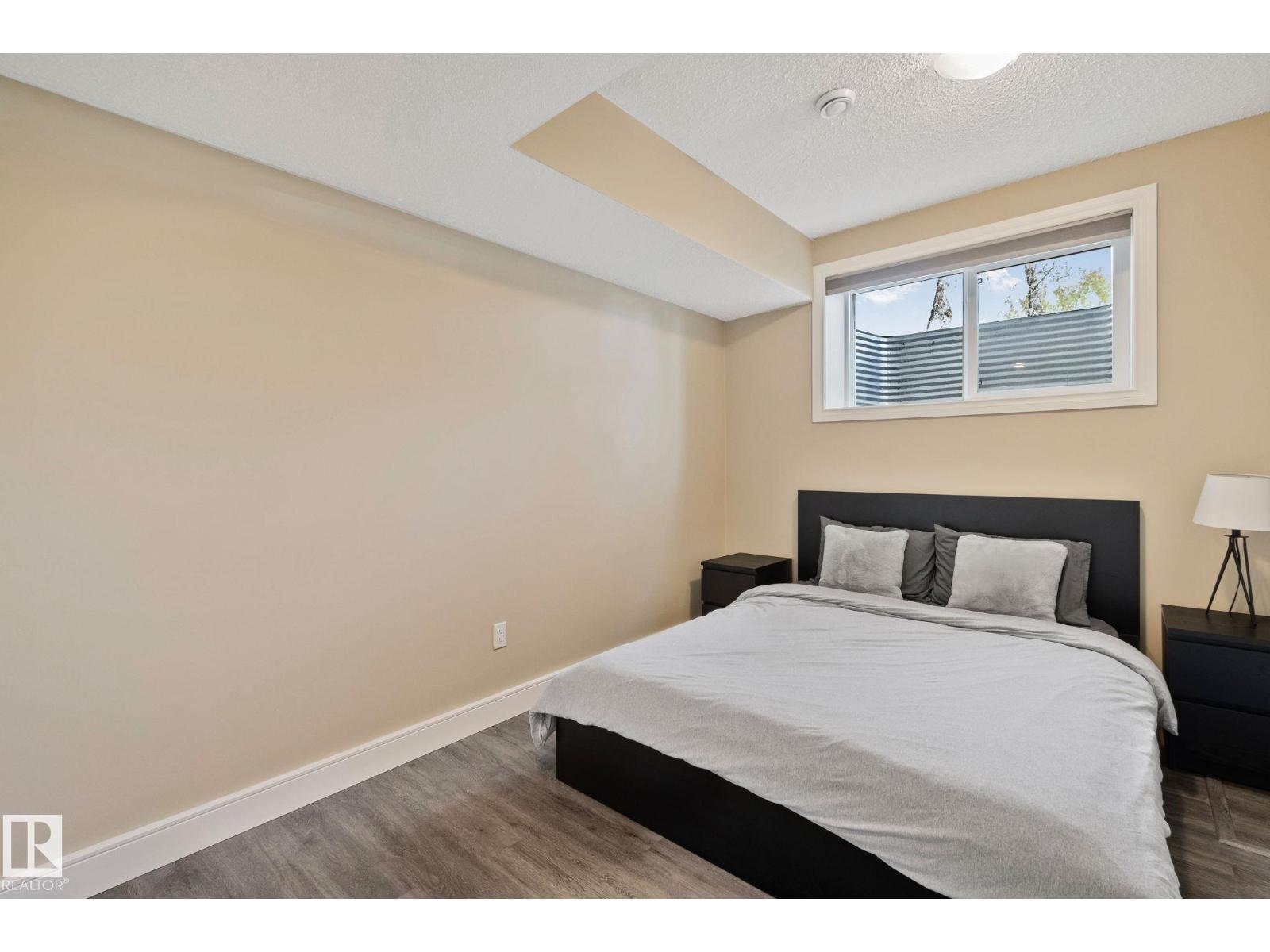 9855 79 AV NW - 22