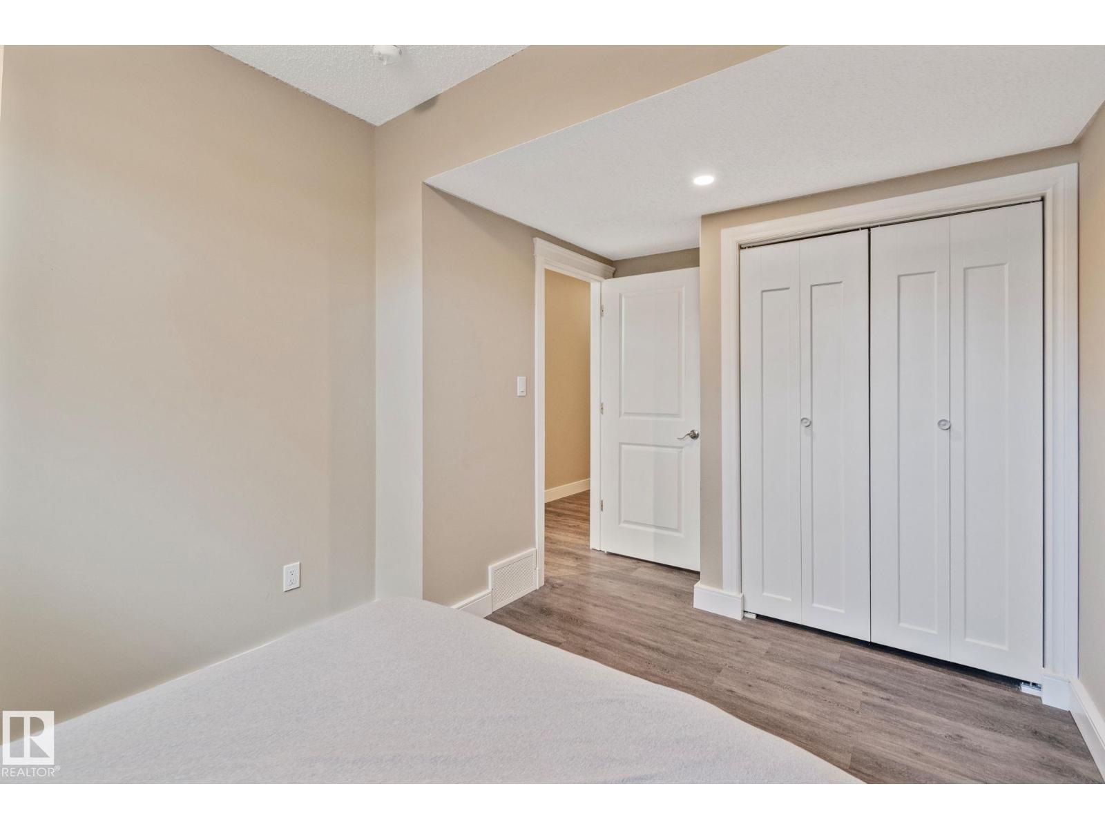 9855 79 AV NW - 23