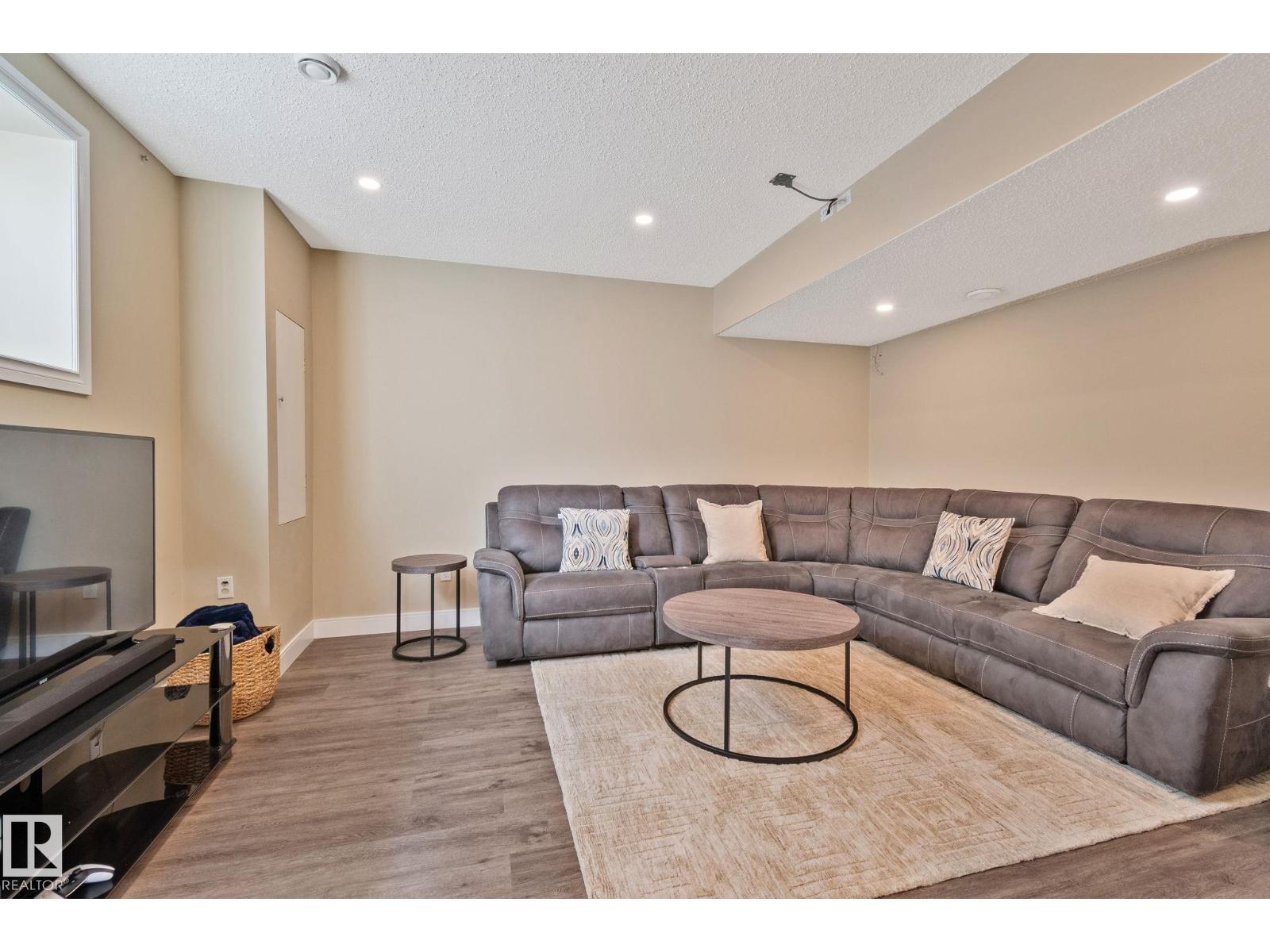 9855 79 AV NW - 26