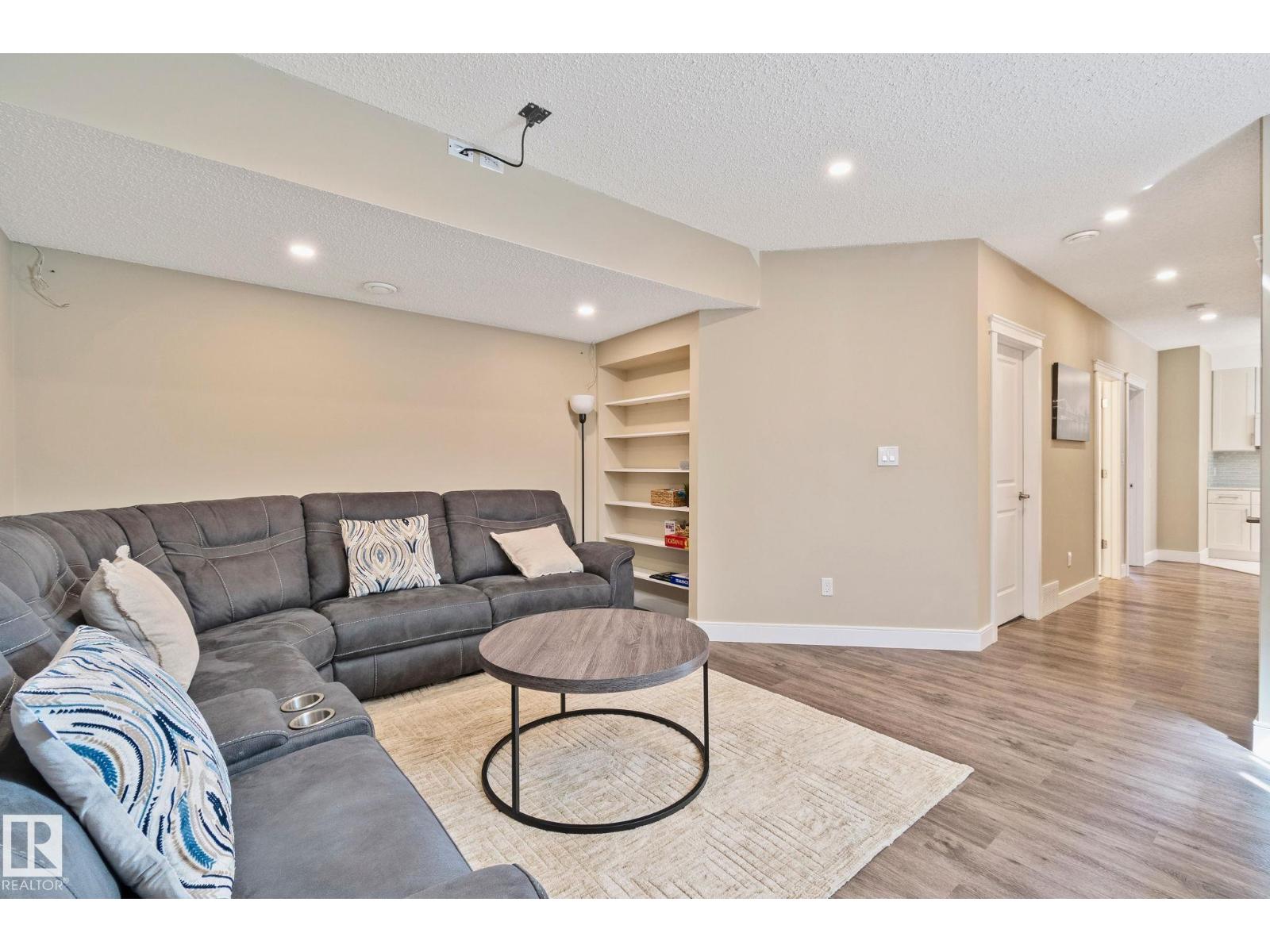 9855 79 AV NW - 27