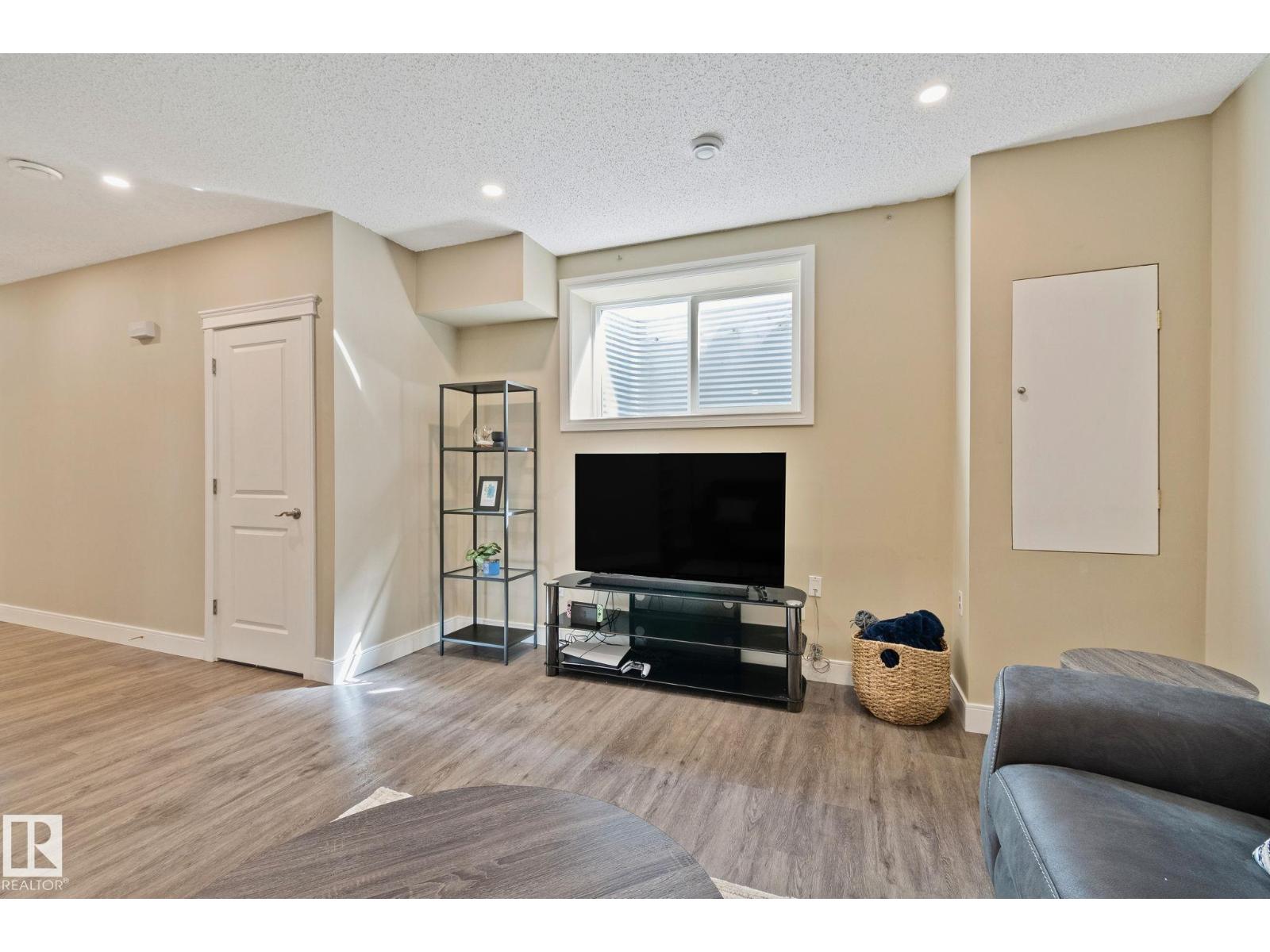 9855 79 AV NW - 28