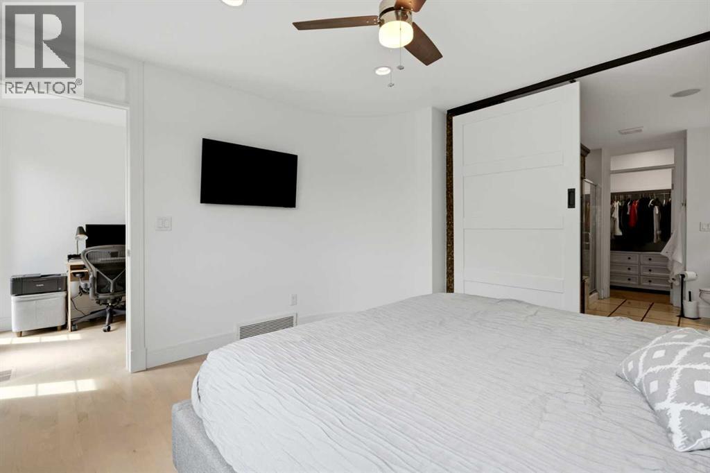 2040 31 Avenue SW — photo 27