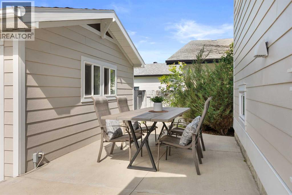 52 Cunliffe Crescent SE — photo 41
