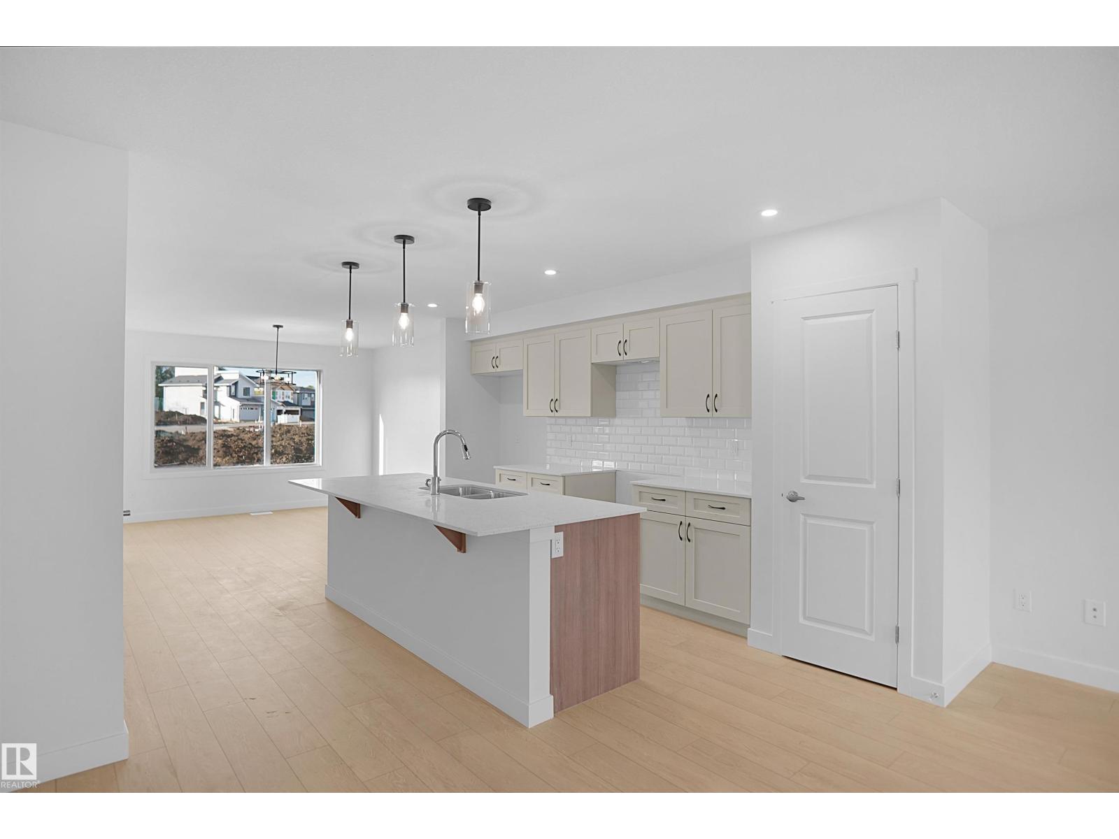 19486 21 AV NW - 7