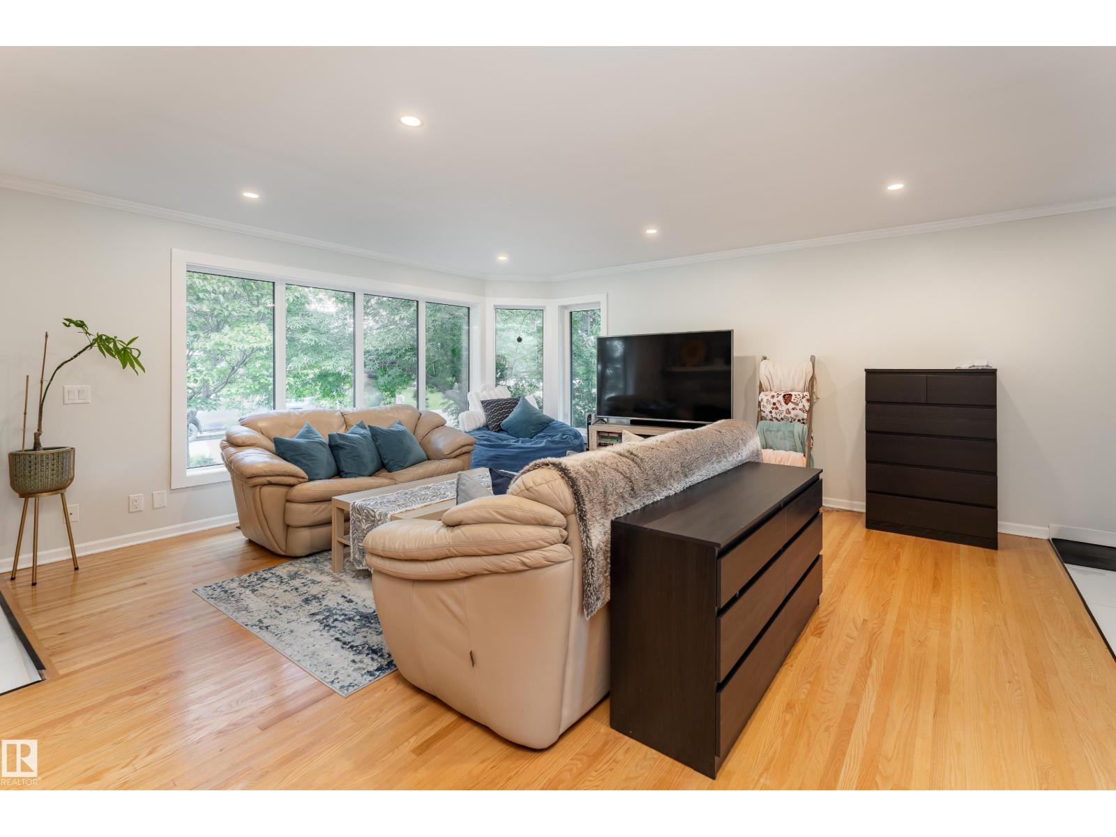 10512 45 ST NW - photo 5