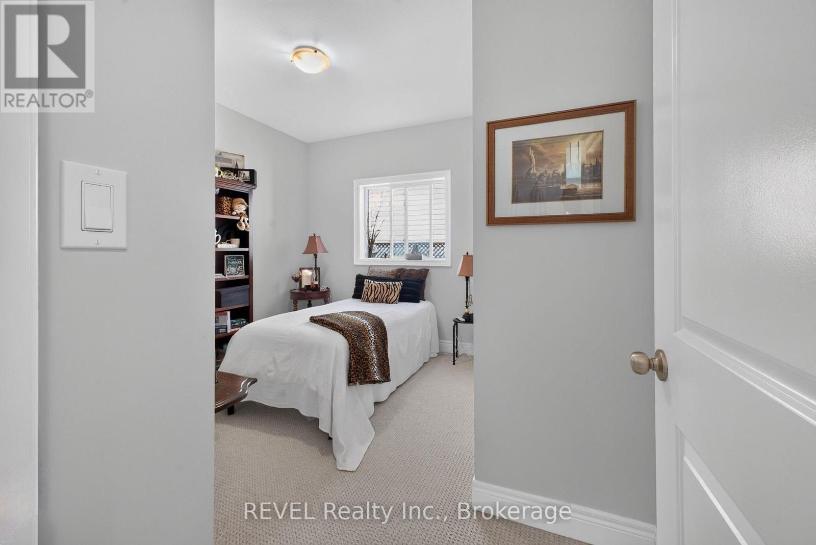 394 HUMMEL CRESCENT - 19