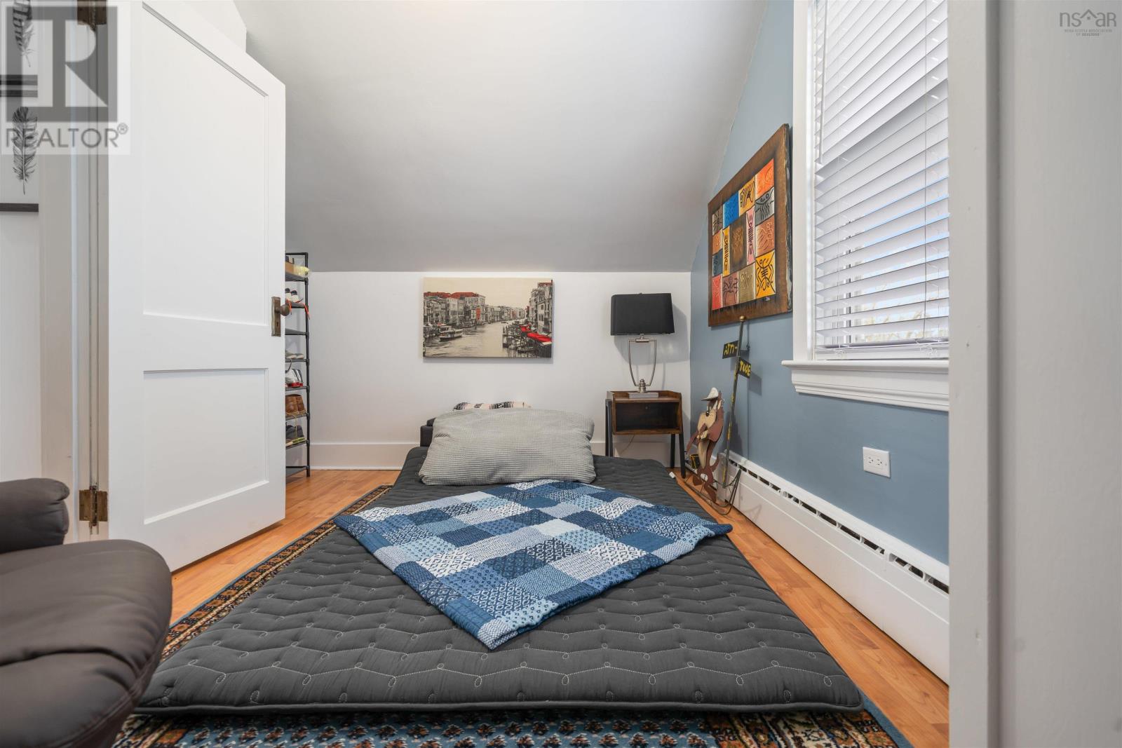 21 6th Street - 23
