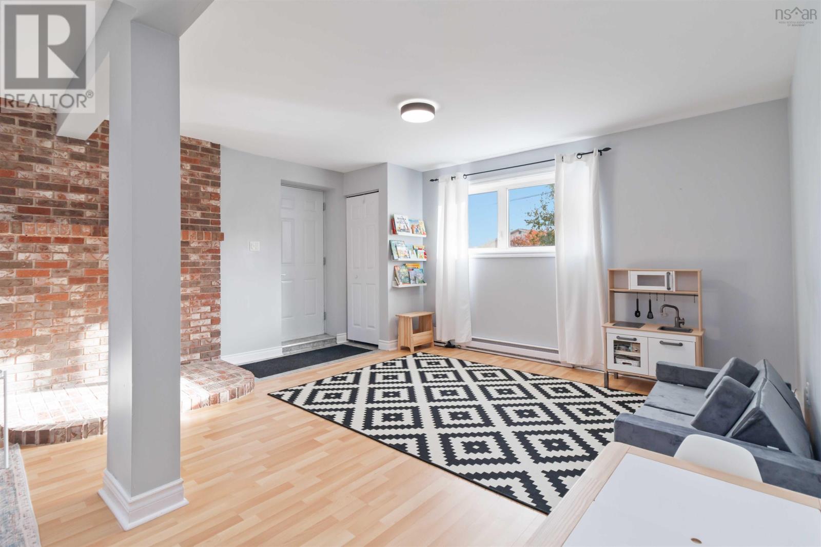 Property 33 of 48 of 9 Ascot Way