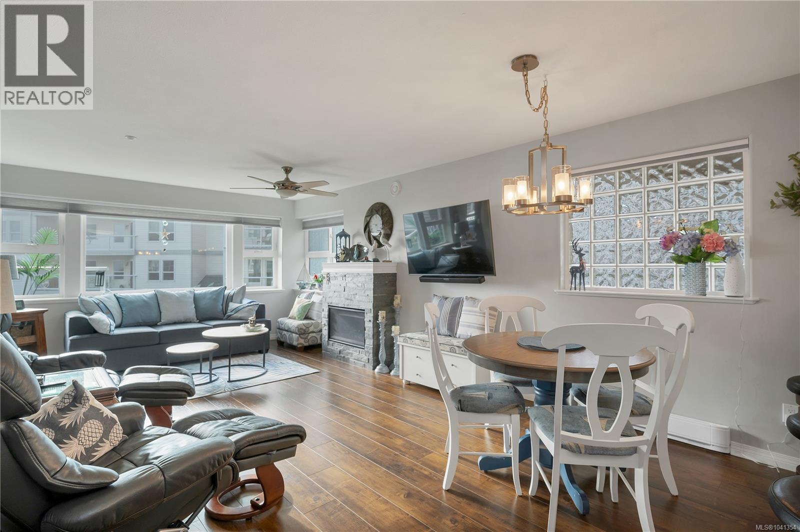 #105 350 Island Hwy S - 2