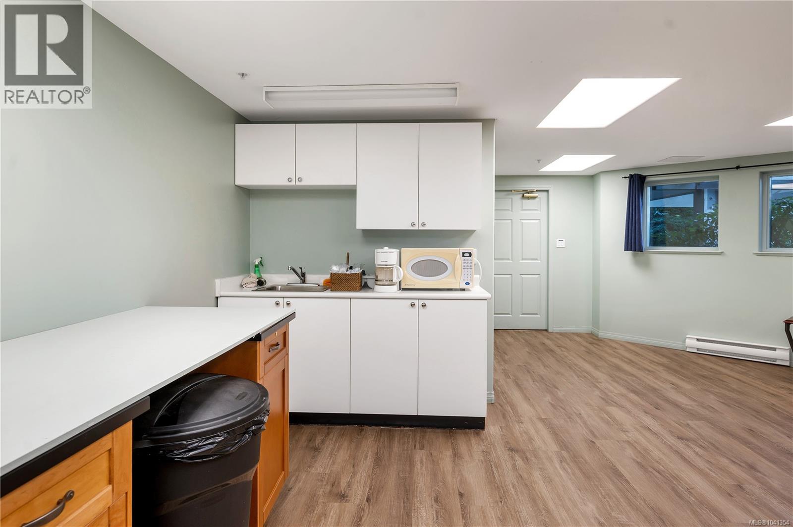 #105 350 Island Hwy S - 34