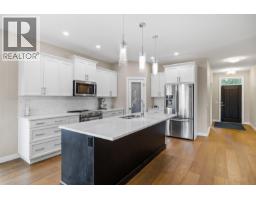 Full bathroom - 687 Acadia Street, Kelowna, BC V1V0A8 Photo 7