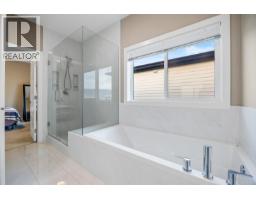 5pc Ensuite bath - 687 Acadia Street, Kelowna, BC V1V0A8 Photo 18
